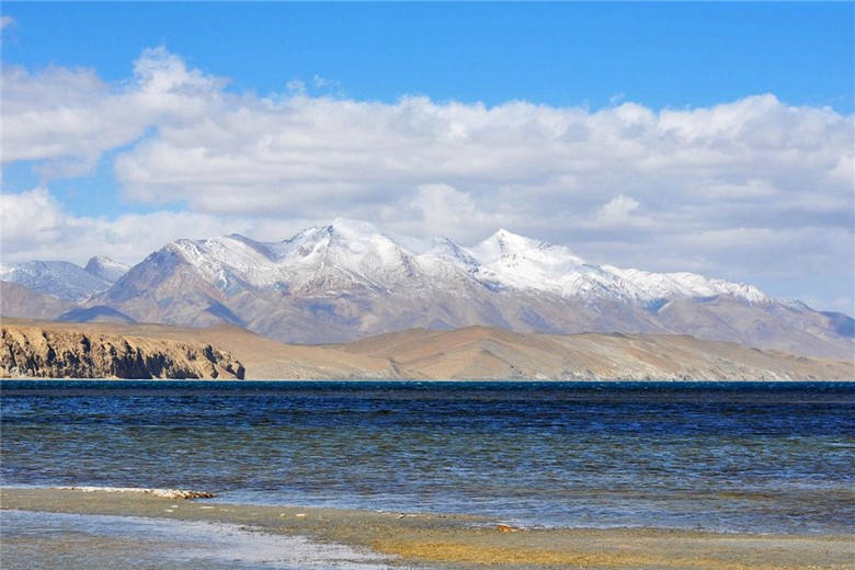 Núi Kailash nhìn từ xa với hồ Manasarovar xanh biếc phía trước