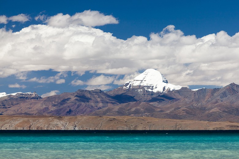 Núi thiêng Kailash hình kim tự tháp soi bóng bên hồ Manasarovar
