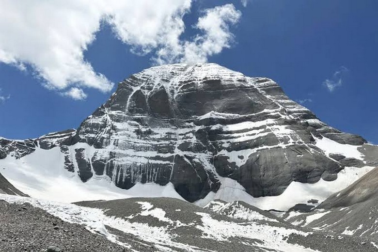  Núi thiêng Kailash phản chiếu trên mặt hồ Manasarovar phẳng lặng lúc bình minh