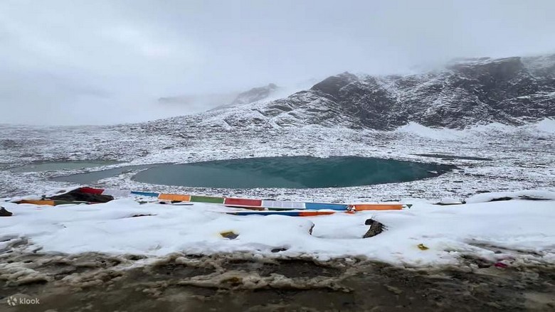 Núi thiêng Kailash với đỉnh tuyết và đoàn hành hương đi kora dưới chân núi