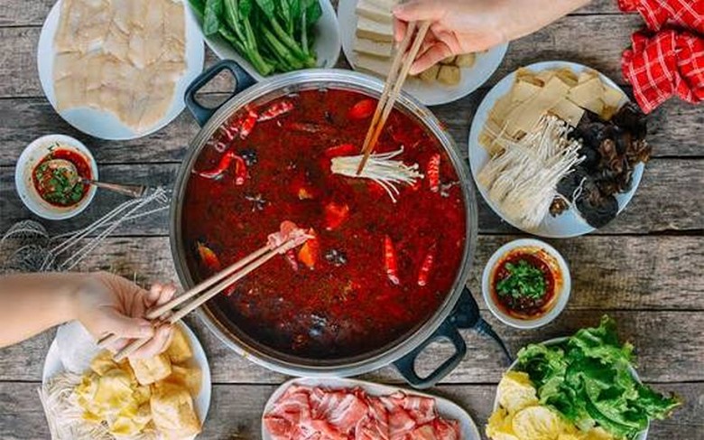 Nồi lẩu cay tê chín ô đặc trưng Trùng Khánh đang sôi với đồ nhúng