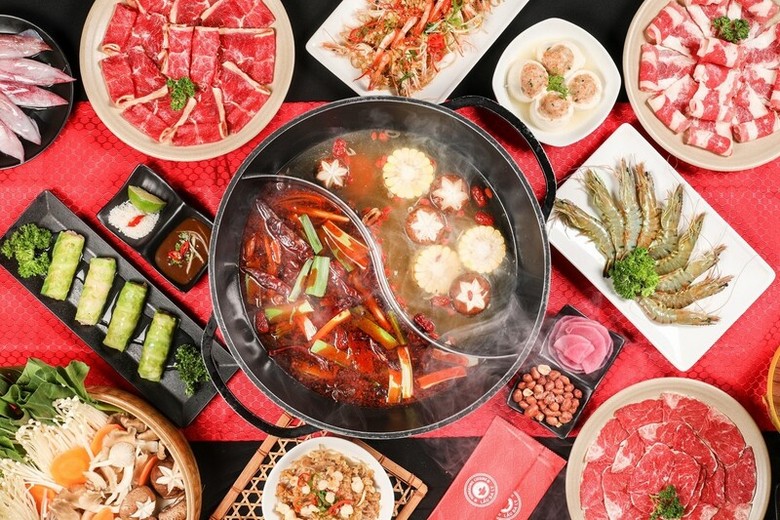Nồi lẩu uyên ương Tứ Xuyên nửa cay nửa thanh đang sôi trên bàn