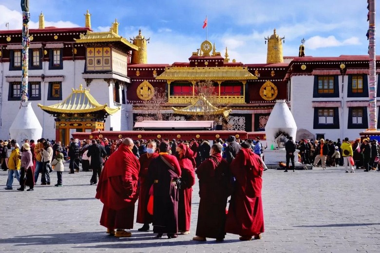Người Tạng đi nhiễu quanh chùa Jokhang lúc bình minh ở Lhasa