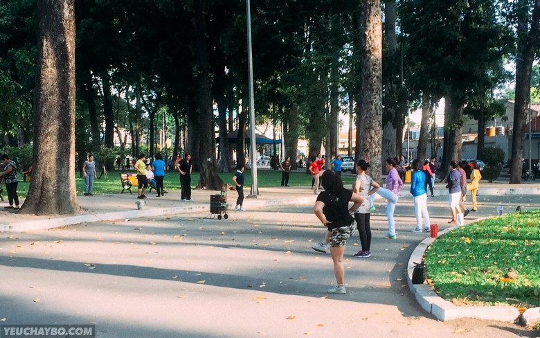 Người chạy bộ nhẹ buổi sáng quanh công viên ở Hà Nội