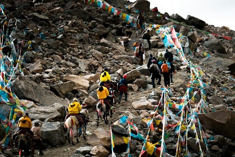 Người hành hương đi kora quanh phố Barkhor và chùa Jokhang