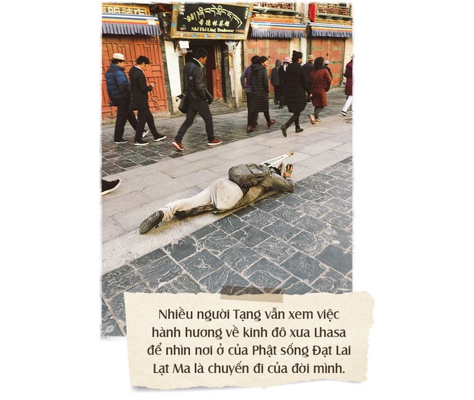 Người hành hương Tạng nằm sấp lạy dài trên đường tới nơi thiêng
