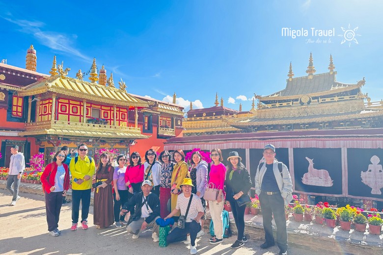 Người hành hương cúi lạy trên nền đá trước cổng chùa Jokhang