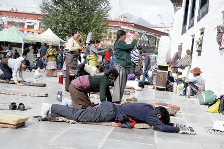 Người hành hương lạy dài trên đường về phía chùa Jokhang ở Lhasa