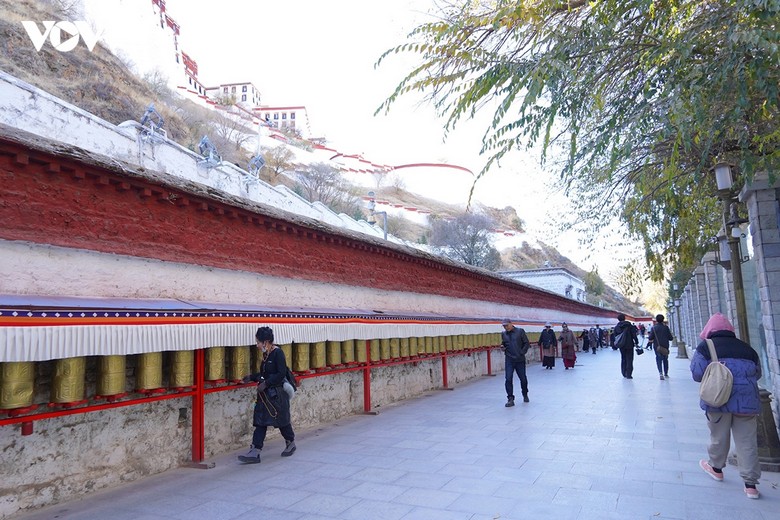 Người hành hương quay bánh xe cầu nguyện khi đi kora quanh Cung điện Potala