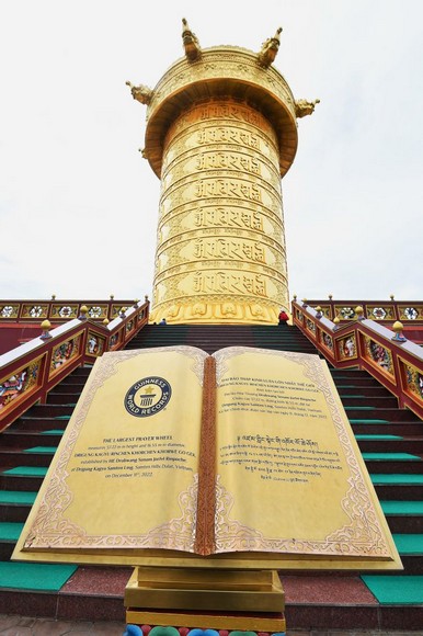 Người hành hương quay dãy bánh xe Mani khổng lồ trong tu viện
