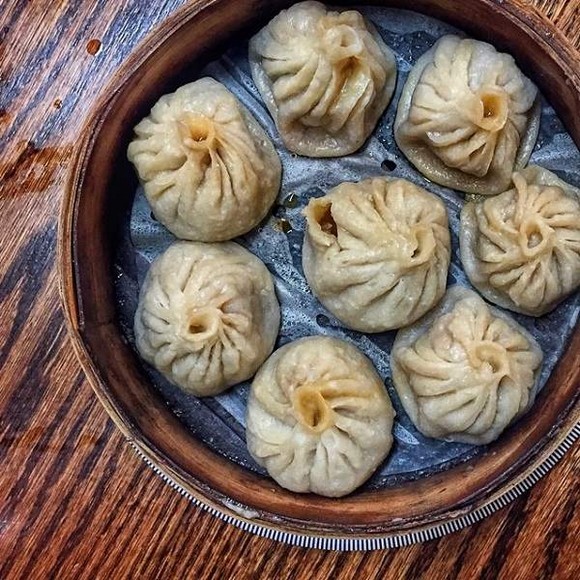 Nhân thịt bò yak băm trộn hành tỏi gừng để gói momo