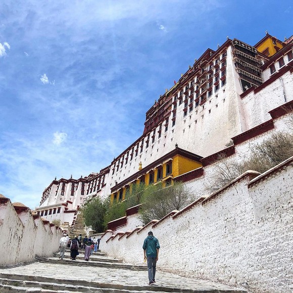 Những bậc thang dài dẫn lên Cung điện Potala ở Lhasa