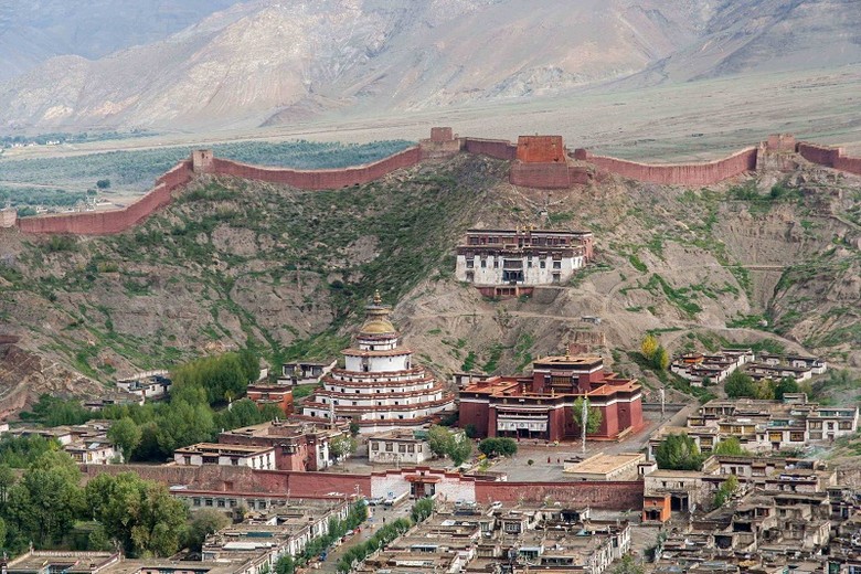 Pháo đài Gyantse Dzong trên mỏm núi nhìn xuống thị trấn