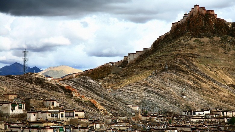 Pháo đài Gyantse cổ trên đồi cao nhìn xuống thị trấn