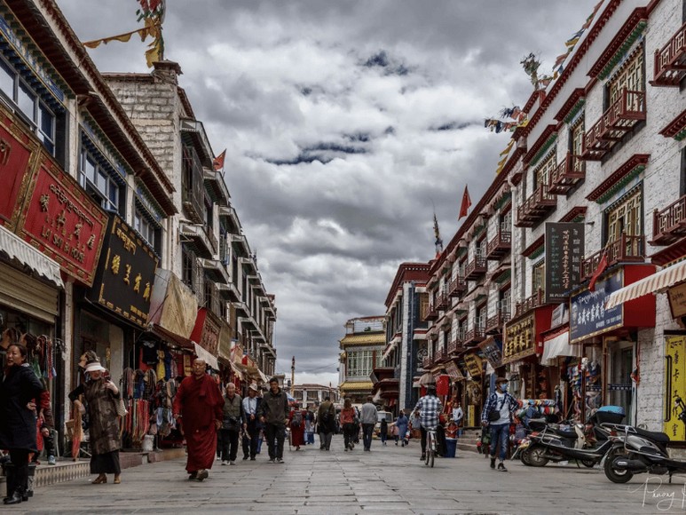 Phố Barkhor nhộn nhịp với dòng người hành hương quanh chùa Jokhang
