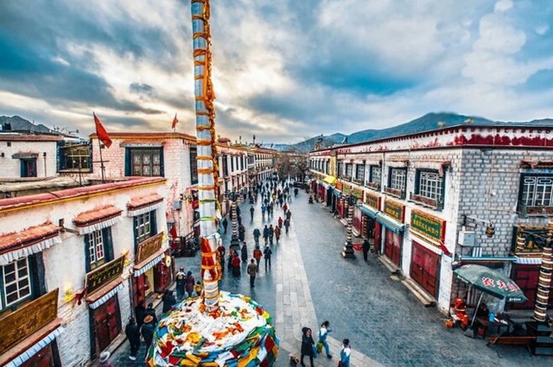 Quán trà quanh phố Barkhor ở Lhasa phục vụ mì thukpa