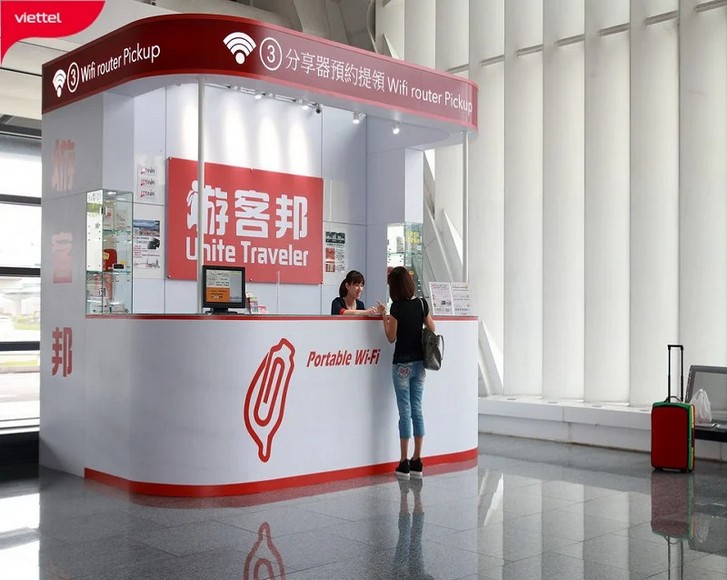 Quầy bán SIM của nhà mạng tại sân bay với biển hiệu China Mobile
