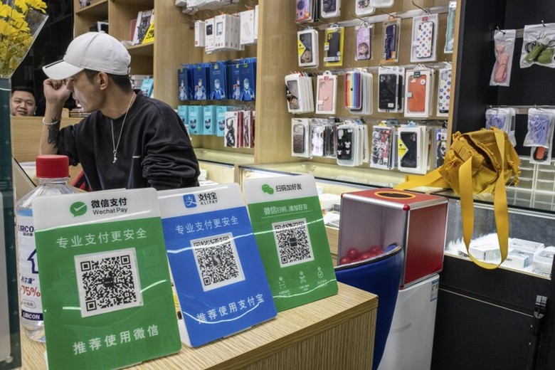 Quầy hàng lưu niệm trên phố Barkhor có dán mã QR Alipay và WeChat