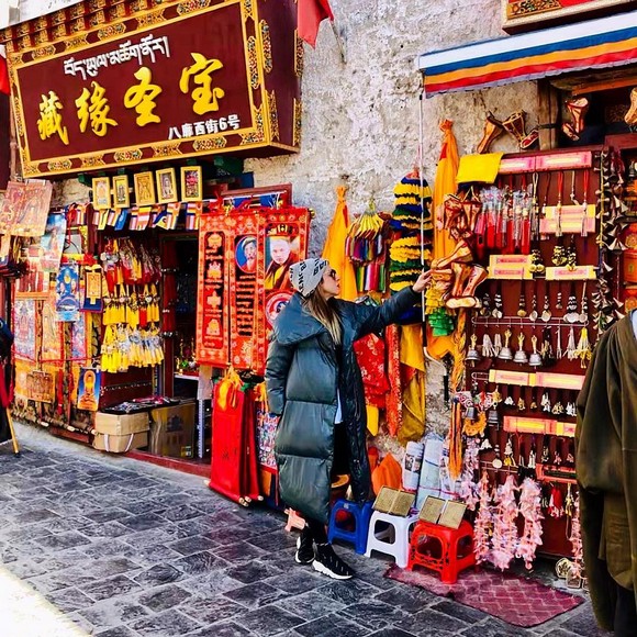 Quầy hàng thủ công nhộn nhịp trên phố Barkhor ở Lhasa