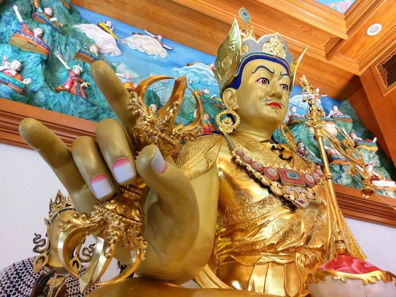 Tượng đại sư Padmasambhava, tức Liên Hoa Sinh, trong một tu viện Nyingma