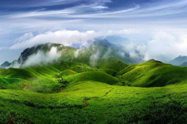 Toàn cảnh thảo nguyên hoang vu vùng Ngari với dãy núi tuyết phía xa