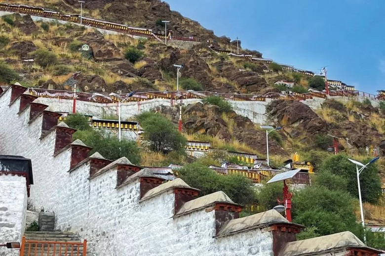 Toàn cảnh tu viện Tashilhunpo với mái vàng tường trắng dưới chân núi Drolmari