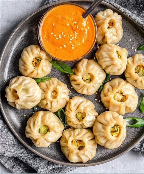 Trà bơ nóng và đĩa bánh momo Tây Tạng