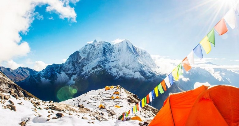 Trại nền Everest và mặt bắc đỉnh Everest buổi sáng