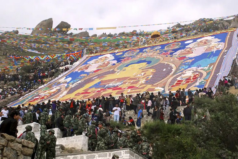  Tranh thangka khổng lồ được trải trên sườn núi ở tu viện Drepung lúc bình minh