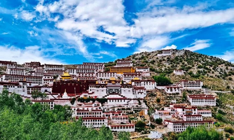 Tu viện Ganden trên sườn núi Wangbur gần Lhasa