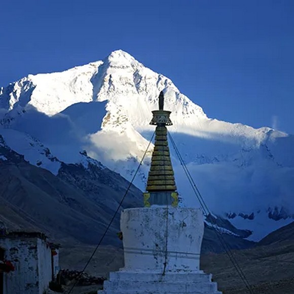 Tu viện Rongbuk với đỉnh Everest hùng vĩ phía sau