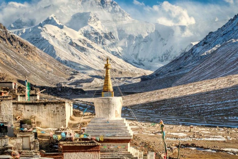 Tu viện Rongbuk với đỉnh Everest phía sau