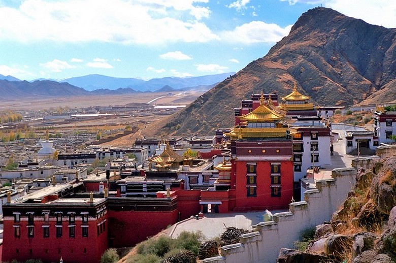 Tu viện Tashilhunpo với các mái vàng và tường trắng đỏ ở Shigatse