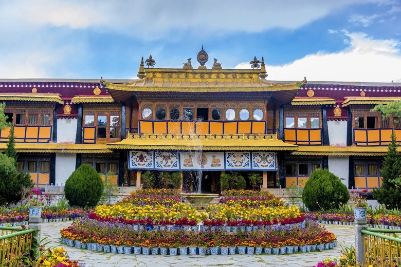 Vườn cây xanh mát và hồ nước trong Norbulingka mùa hè
