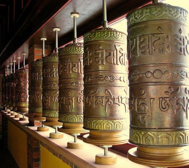 Dãy bánh xe cầu nguyện cố định bằng đồng dọc tường tu viện