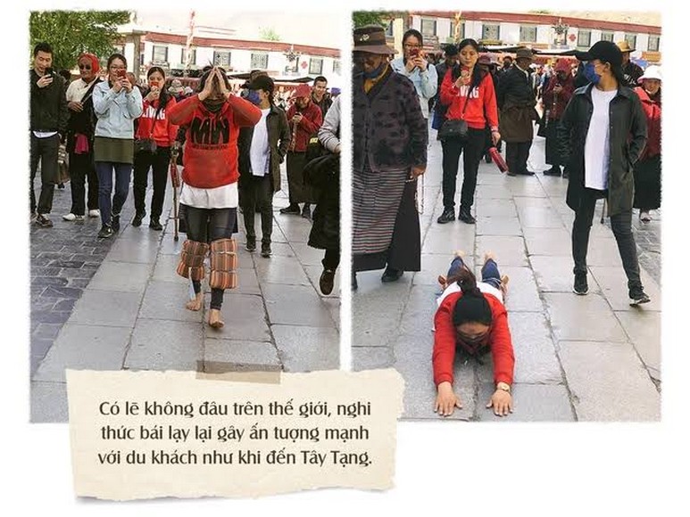 Đôi tay người hành hương gắn miếng gỗ để trượt về trước khi lạy