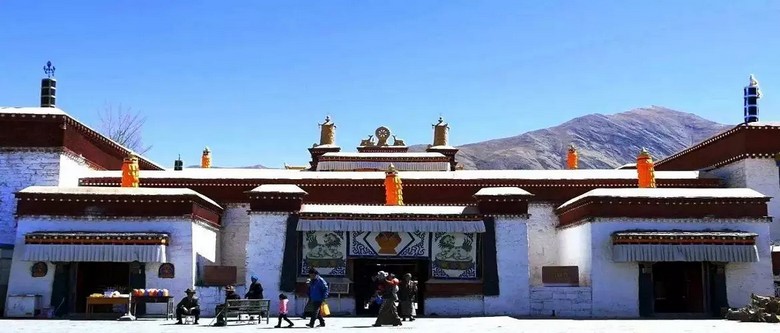 Đền Trandruk cổ kính gần Tsetang với mái vàng và tường trắng