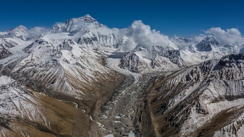 Đường Hữu Nghị uốn lượn lên đèo Gawu La với cờ phướn và dãy Himalaya phía xa