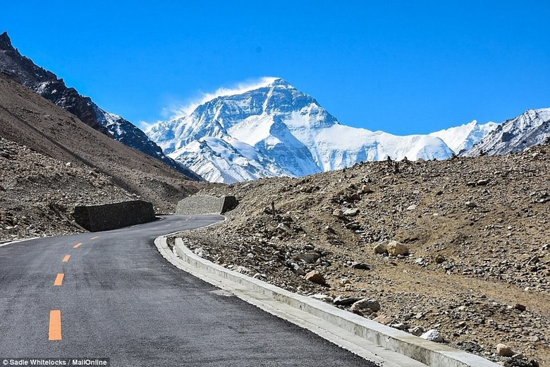 Đường nhựa lên Everest Base Camp phía Tây Tạng uốn lượn qua cao nguyên