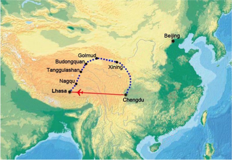 Đường tới Yangpachen với thảo nguyên và cờ phướn, gần quốc lộ Thanh Hải Tây Tạng