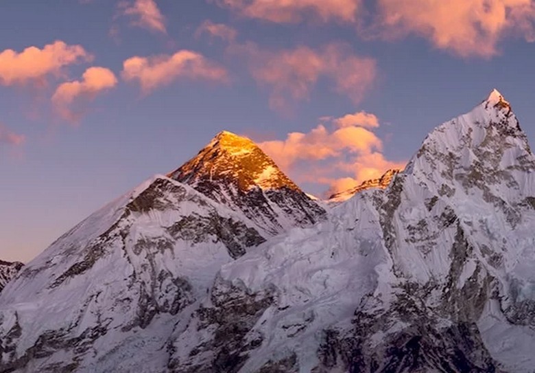 Đỉnh Everest ánh vàng lúc bình minh nhìn từ khu lều gần tu viện Rongbuk
