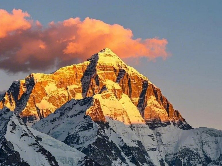 Đỉnh Everest ánh vàng lúc hoàng hôn nhìn từ Trại nền Everest
