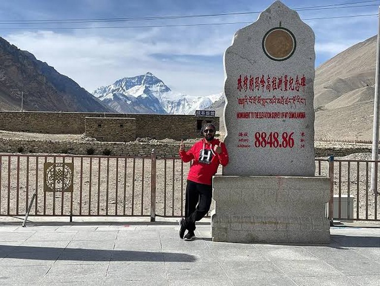 Đỉnh Everest nhìn từ Trại nền Everest với cờ phướn Tây Tạng