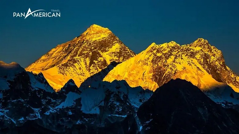 Đỉnh Everest nhuộm vàng lúc hoàng hôn nhìn từ tu viện Rongbuk
