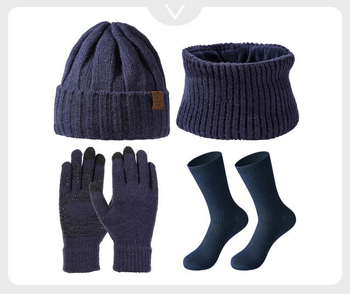  Áo lông vũ, fleece, mũ len, găng tay và khăn xếp thành bộ đồ giữ ấm