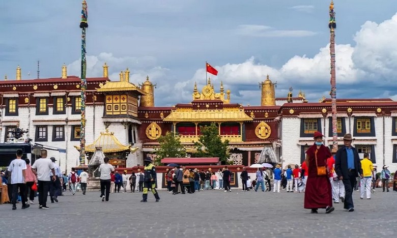 Đoàn khách tham quan thảnh thơi ở phố Barkhor, không bị hối thúc mua sắm