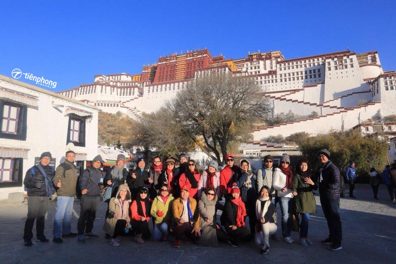 Đoàn khách trung niên Hà Nội chụp ảnh trước Cung điện Potala ở Lhasa