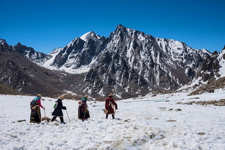  Đoàn người đi vòng kora trên con đường mòn dưới chân núi Kailash phủ tuyết
