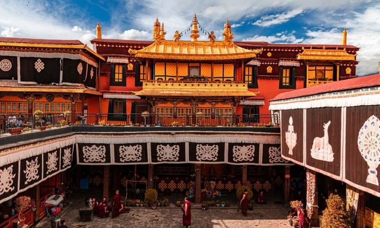 Chùa Jokhang và bia đá liên minh Đường Phồn ở quảng trường phía trước
